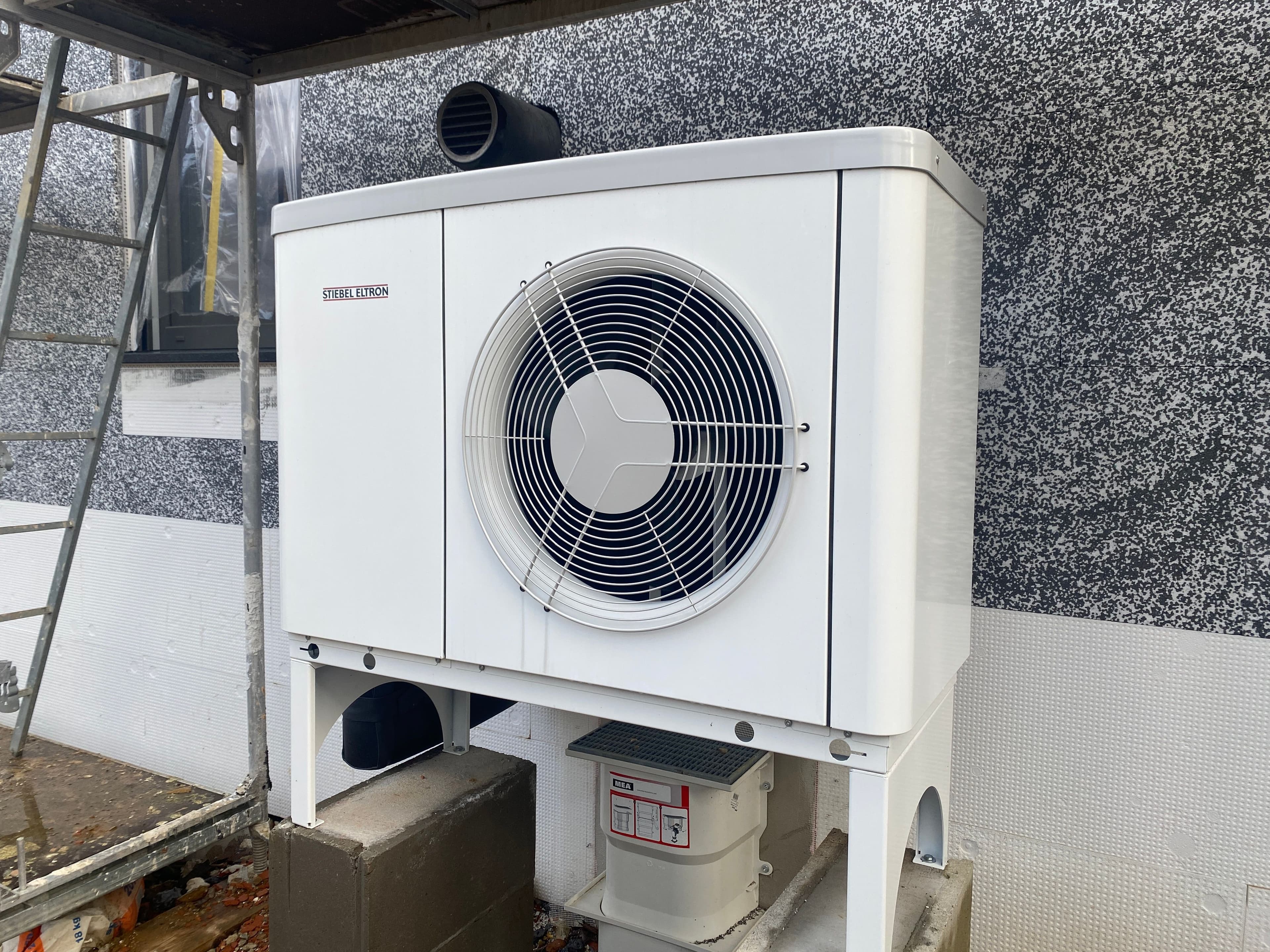 Dass wir unseren Neubau mit einer Wärmepumpe heizen möchten, war von Anfang an klar. Zur Luft-Wasser - Bild 3