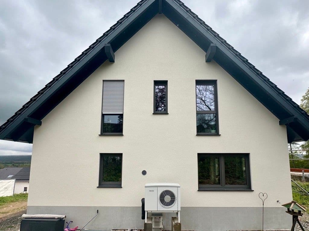 Dass wir unseren Neubau mit einer Wärmepumpe heizen möchten, war von Anfang an klar. Zur Luft-Wasser - Bild 1