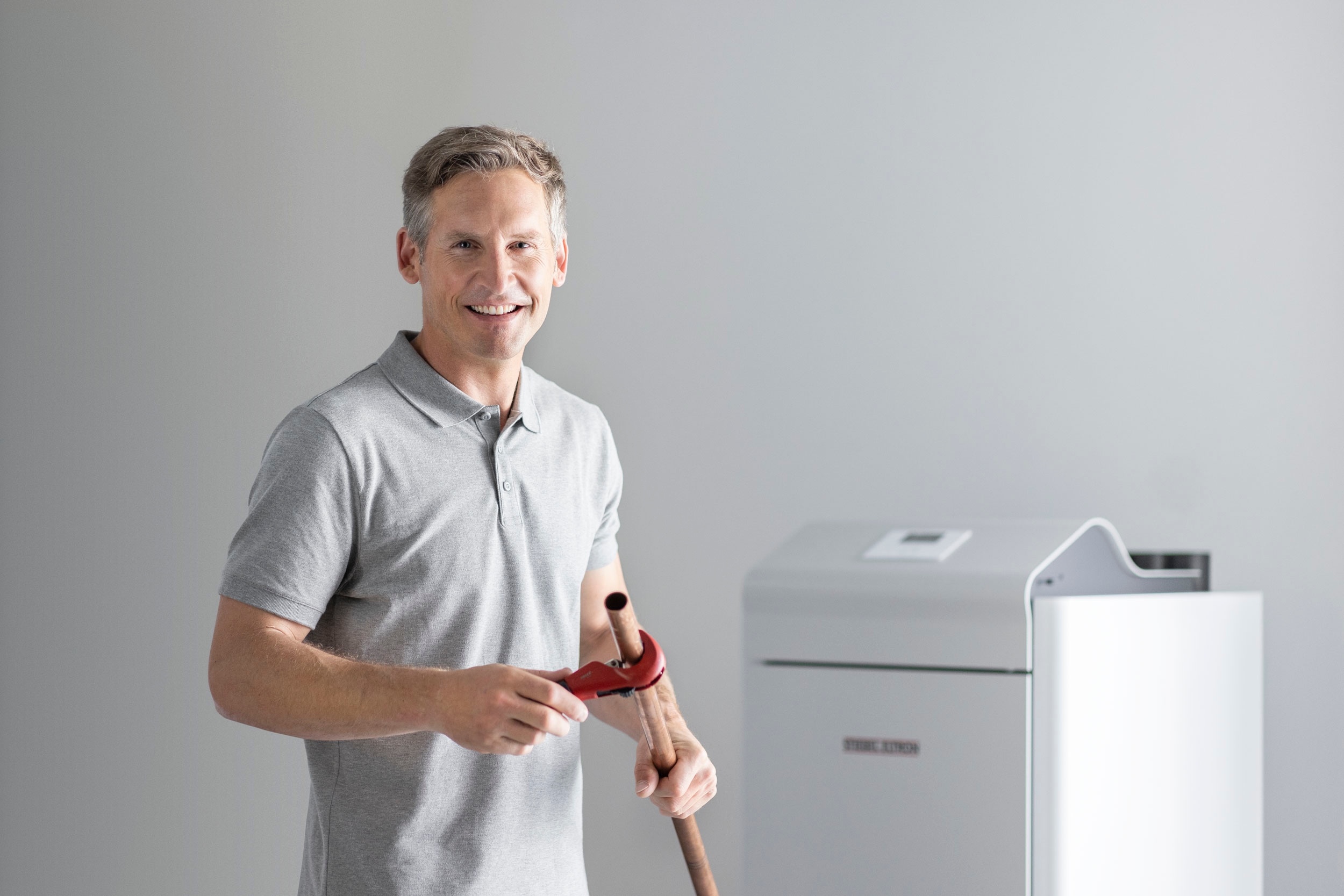 Fachhandwerker mit Wärmepumpe